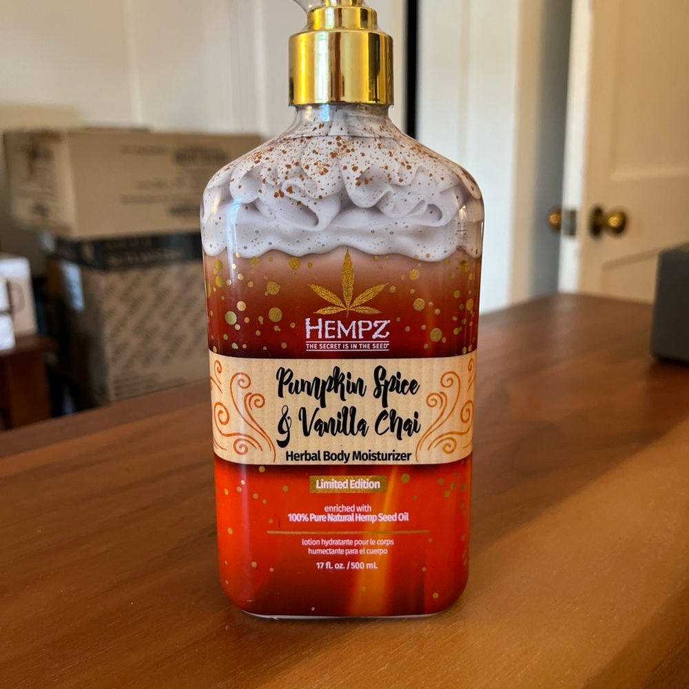 Hempz Orange and White Moisturizer & Body Oil